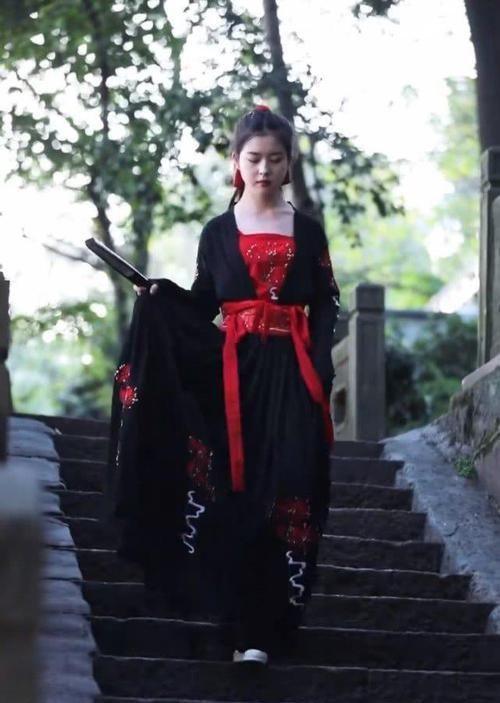 「风范」外表甜到齁的萌妹子,穿上“改良版汉服”后,侠义风范尽显!