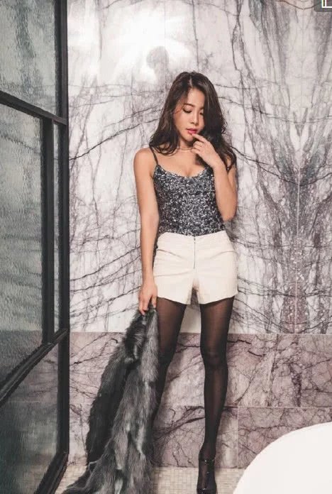 韩国嫩模国内吸金，性感吊带黑丝袜完美的小酥胸