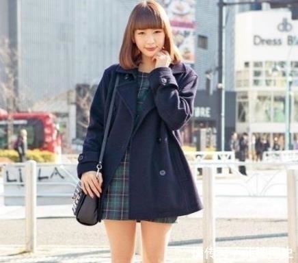  [亮眼]街拍：貌美肤白的小姐姐，大长腿十分亮眼，是别样的风采