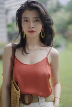  #凹凸#春天这么搭配才洋气，看“三木”博主吊带配五分裤，身材凹凸有致