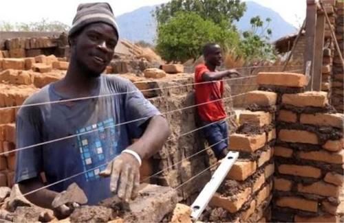  「非洲」非洲工人一领完工资，第二天就不见人来上班，中国老板