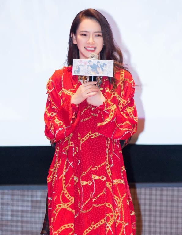 戚薇也陷时尚黑洞，红裙配绿色长袜是什么鬼，超级辣眼睛！