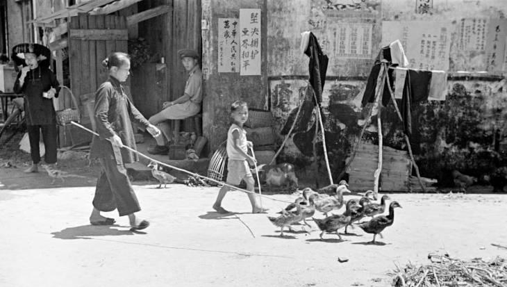 50年代的沙头角 戴凉帽的客家阿婆 边境上的英籍香港警察