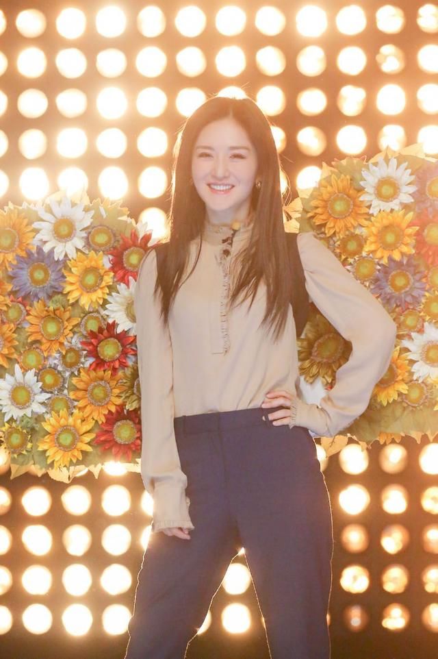 谢娜生娃之后,淑女感十足,网友:仙不过3秒!