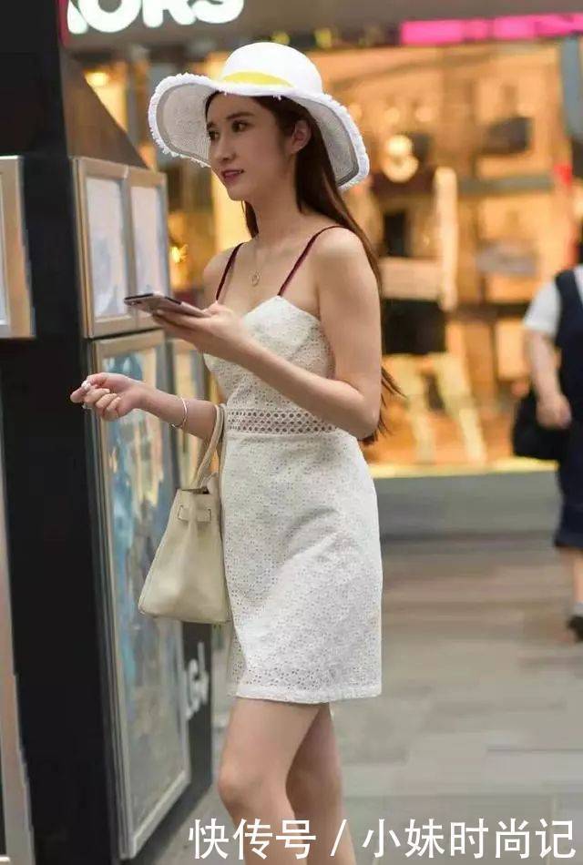  #吊带#街拍：想要穿得温柔淑女一些,试试吊带连衣裙+大圆帽,真是俏皮又可爱