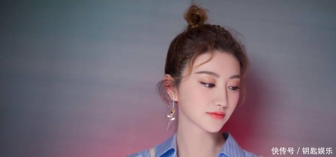 景甜衬衫怎么穿进去的, 有扣子不系非要搭件睡衣, 网友: 这叫潮流