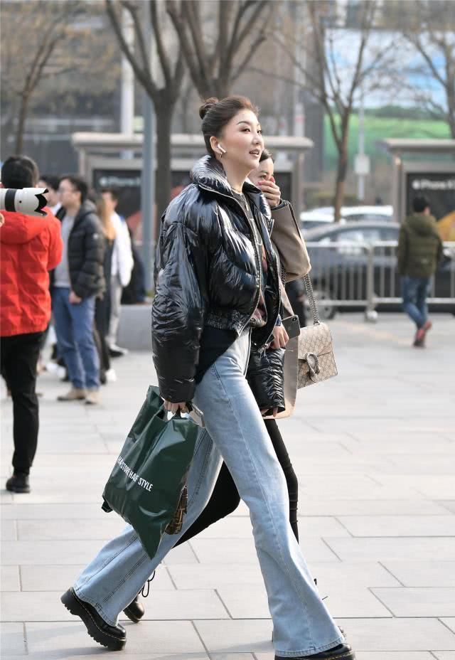  出气@衣着牛仔裤子，是配搭高跟鞋子還是配搭平跟鞋，搭出气场最关键