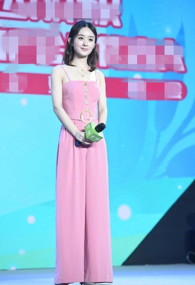 赵丽颖现身机场，一改以往的可爱风，穿连体裤尽显成熟女人味