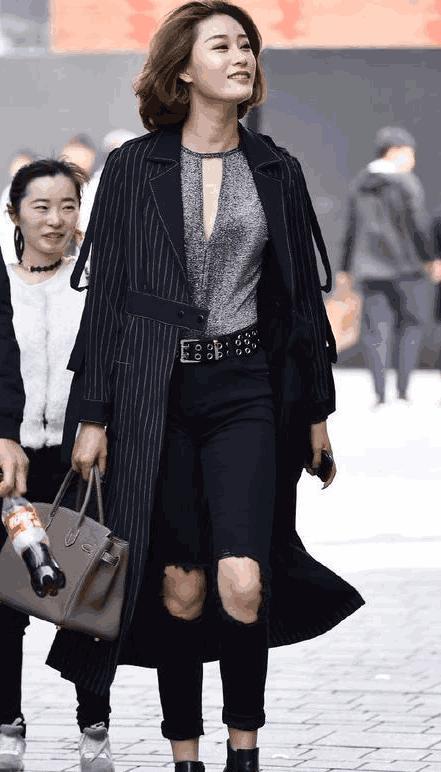 时尚姑娘的牛仔裤怎么就没有一件是完好的呢?