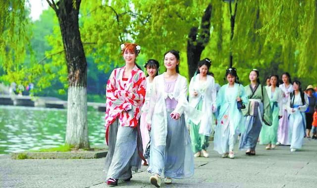  「汉服」汉服为什么突然就火了起来？因为当年爱披床单的熊孩子长大了