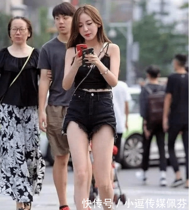 『显得』路人街拍,小姐姐牛仔裤搭配亮眼的黄色衬衣,显得清爽动人