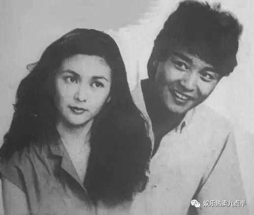 56岁关之琳的老年装扮，值得大家学习，肚兜很时髦！