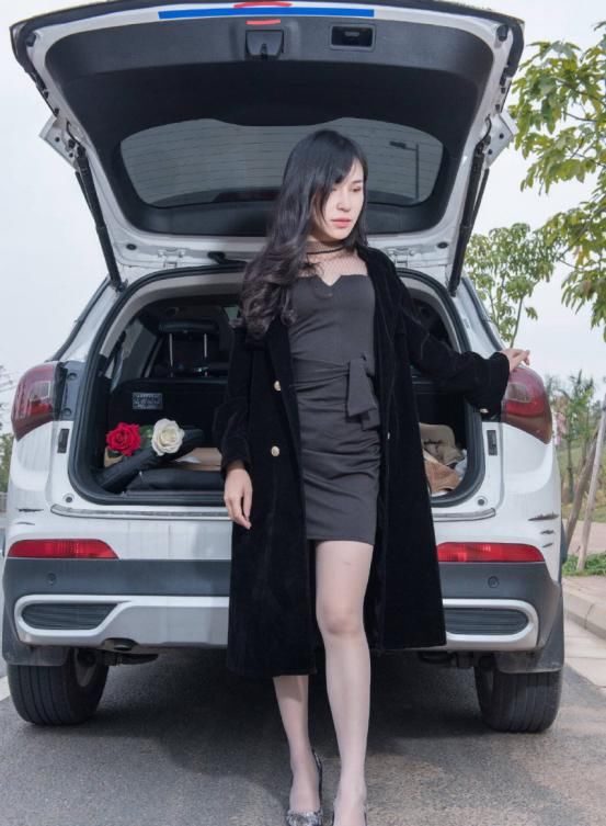 上演■上演大长腿的诱惑，展现女性魅力风采，吊带的网纱裙设计