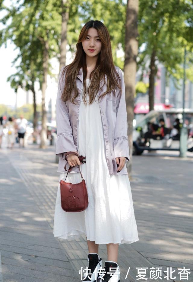 【 防晒】头戴黑色渔夫帽,既遮阳防晒又时尚,街拍:美女搭配一件毛边热裤