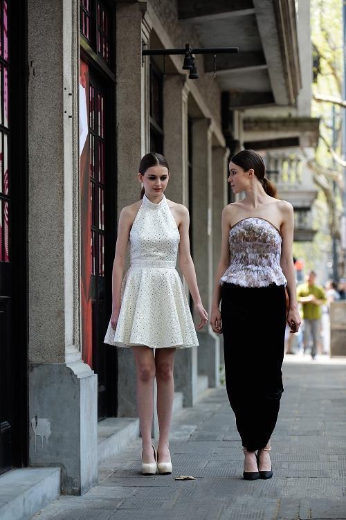 街拍：图1“裙显胯宽”卡戴珊，图2膝盖处亮了！图4美女穿肚兜？