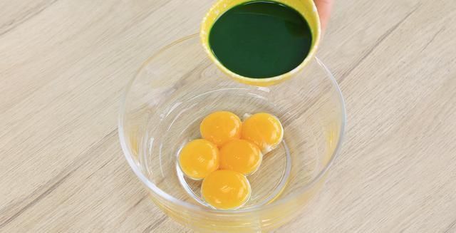  「碗里」超文艺的草莓三明治，3颗草莓半个柠檬，蒸一蒸就搞定