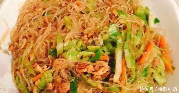 『成团』在炒粉丝时,粉丝不入味还成团那是因为你少了这1步