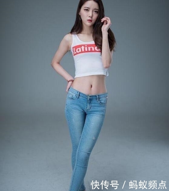 『美女』活力十足的牛仔裤美女,气质出众,无论走到哪都是焦点