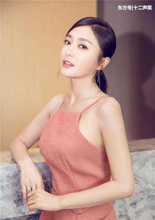 轻熟装扮的秦岚 ，分红肚兜性感十足，网友: 妩媚，太有料了！