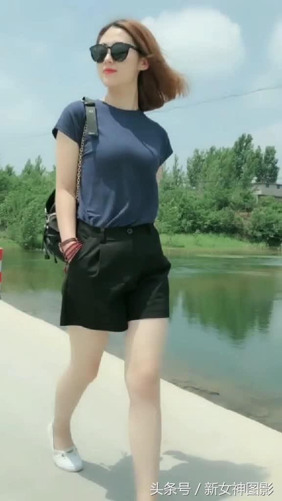 街拍美女：身材好的美女，穿什么都美！