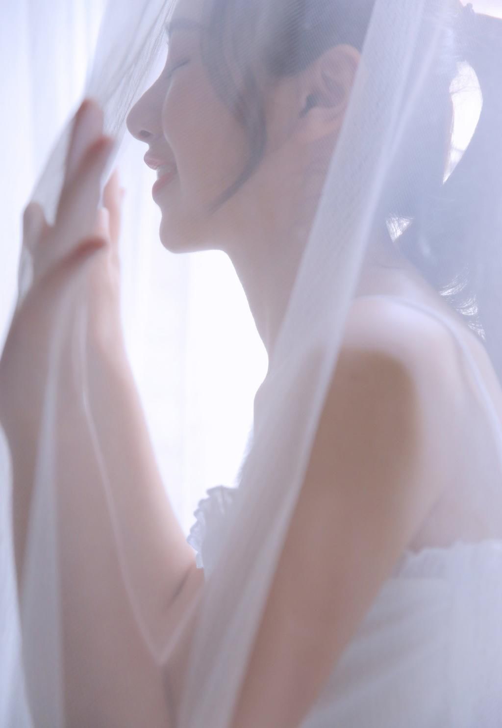 惹火美女前凸后翘性感吊带美女图片