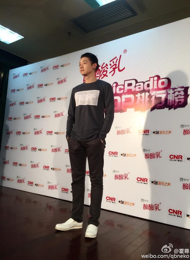 霍尊只是个柔弱美男？看了他的帅气街拍你就不会这么说！