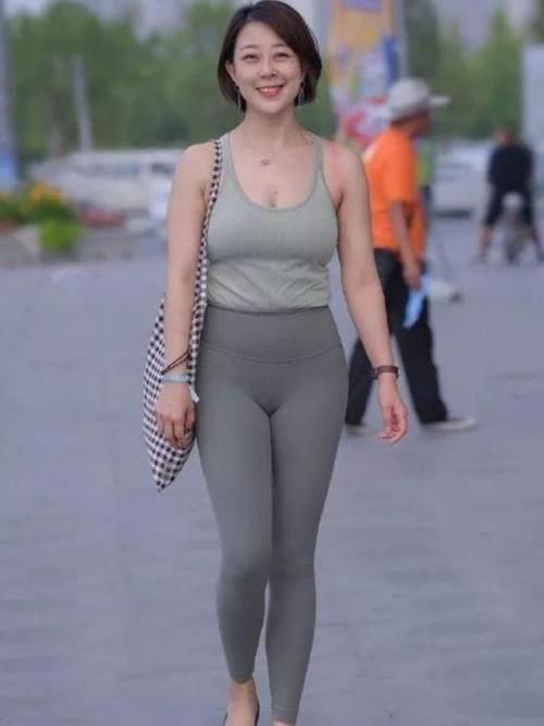  『迷人』美女时尚街拍：香草美人的美女，一件花色上衣配黑色短裙，青春靓丽迷人