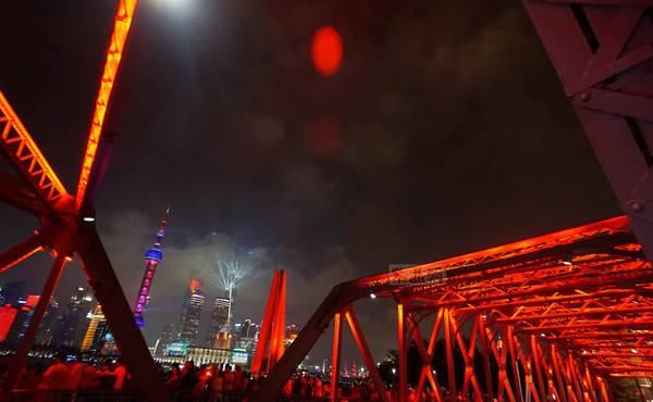 2个角度看上海国庆外滩灯光秀，一个收费，一个免费，你怎么选？