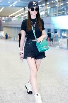 沈梦辰现身机场，穿超短裤大秀美腿，身旁大叔的眼神亮了！