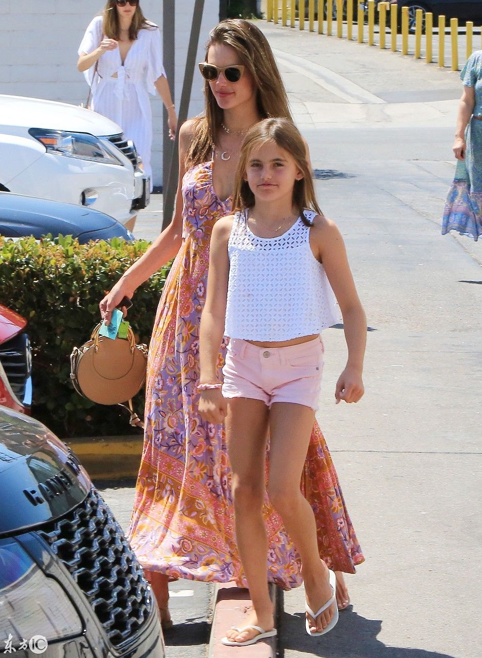 巴西维密超模带领女儿外出，网友:颜值高身材好，基因强大!