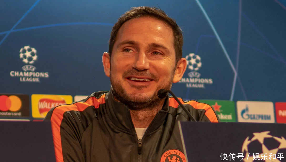 英超联赛新闻:切尔西足球俱乐部参加比赛,签约