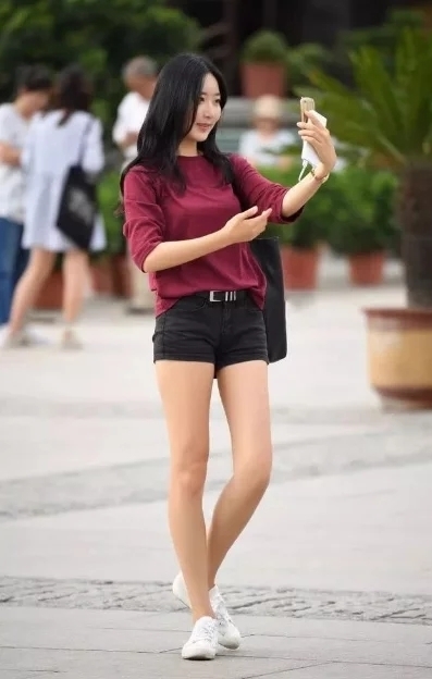 好身材|街拍:简约不简单的美女,穿出窈窕好身材