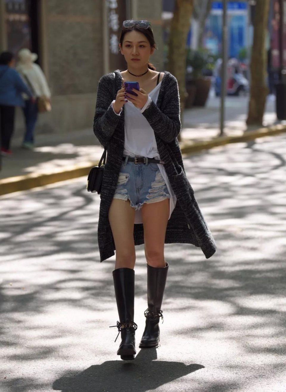 街拍：身材不错，穿长筒靴和牛仔短裤的性感美女