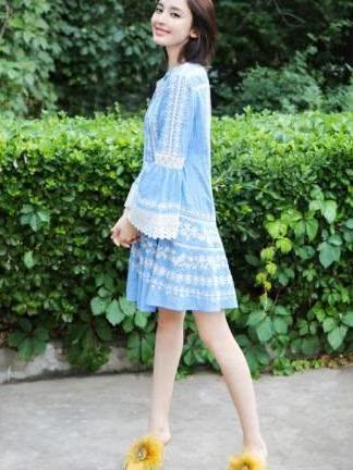 古力娜扎就穿一层薄纱？复古连衣裙撞上羽毛鞋，网友：真敢穿！