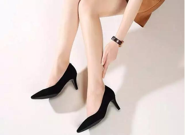独爱小巧尖头设计，拉伸腿部细条，轻松穿出气质时尚范