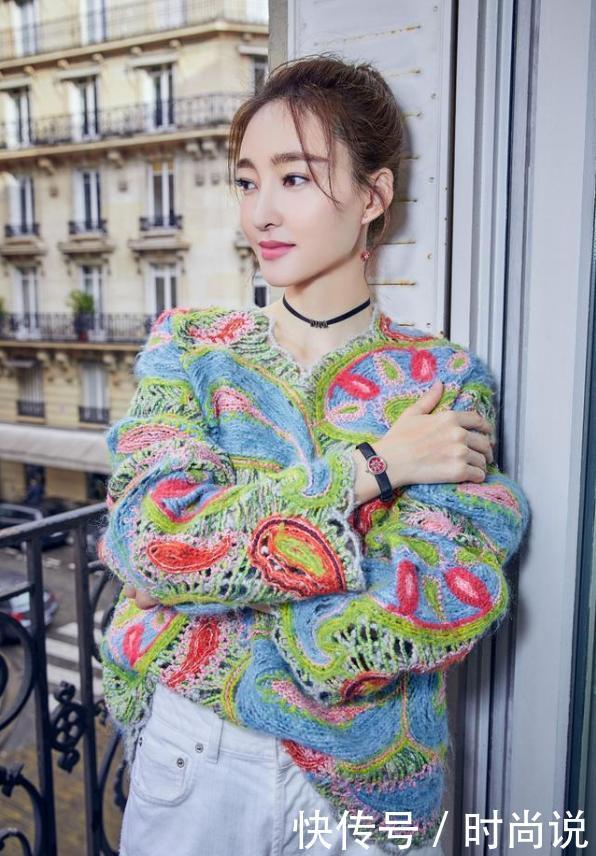 章泽天与宋慧乔同台，两个人看起来淑女又美丽，真是难分伯仲！