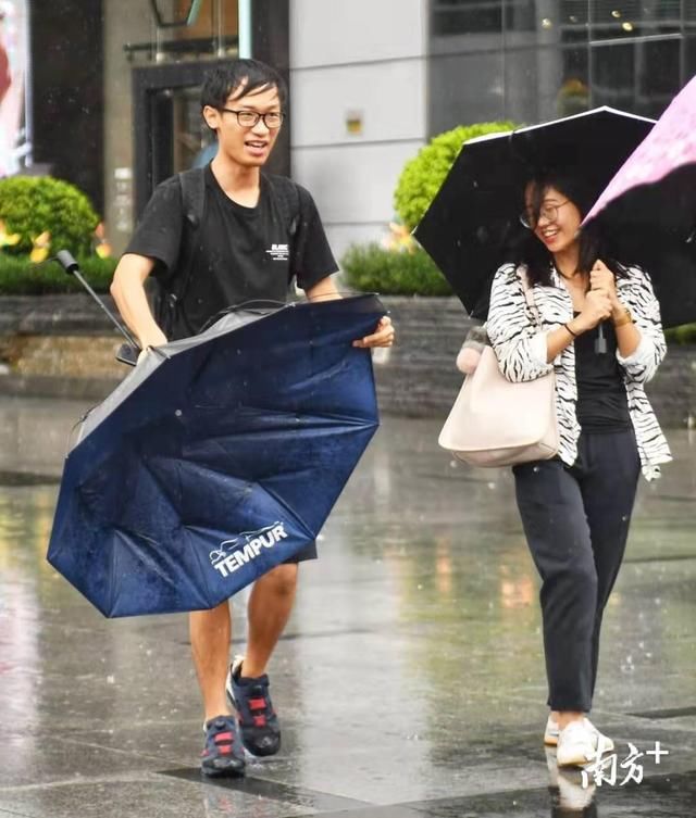 抓稳你的伞！台风天，广州迎来大风大雨