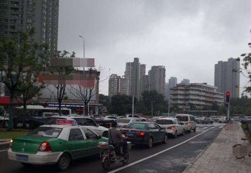 三下双闪是什么意思？老司机提醒：公认的五大灯语，安全又礼貌！