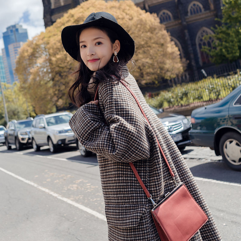 还穿”焦糖色”?太傻，今年流行“中国色”大衣太漂亮，谁穿谁美