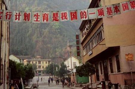 罕见老照片：7、80年代的广西正在实行计划生育，墙上贴满大字报