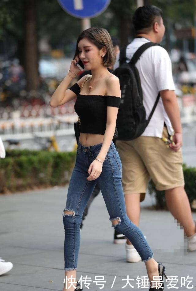  「女生」街拍：身材太过于消瘦的女生，穿露肩的衣服有点容易HOLD不住
