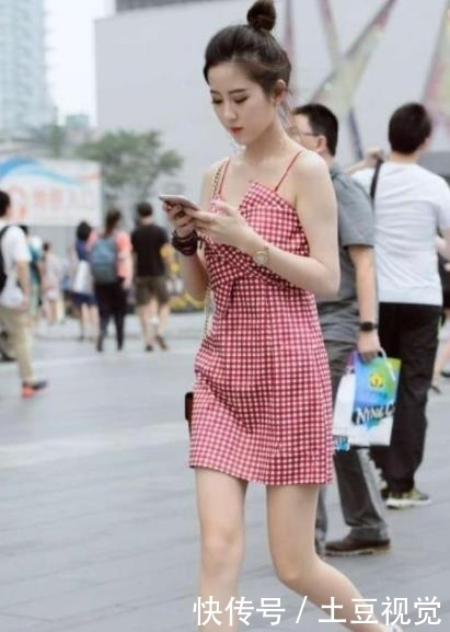 『小姐姐』街拍:身穿白色无袖百褶裙,小姐姐千姿百媚,温婉可人