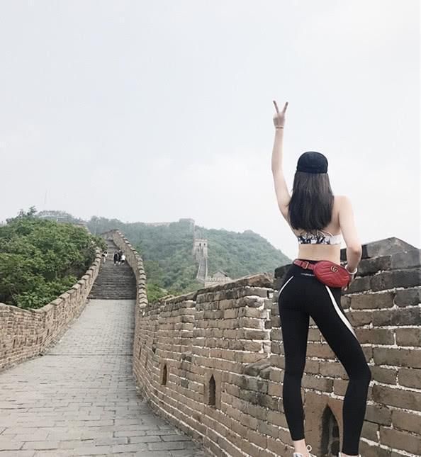 欧阳娜娜和姐姐拍合照，照片中姐姐身材高挑，完美的曲线