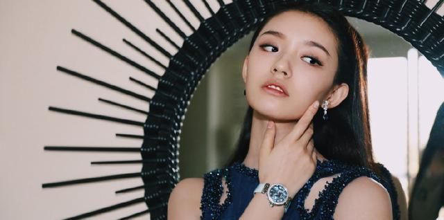 林允亲自辟谣，曝光“避孕套”真身，网友调侃霞姐满满求生欲