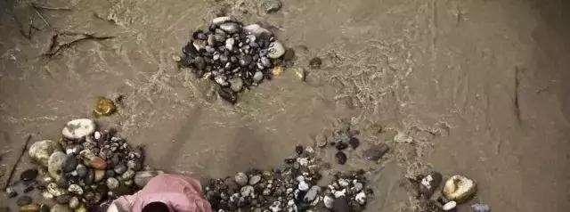 前有玉石垒猪圈, 后有和田玉砌鸡窝, 这个村子到底什么来头