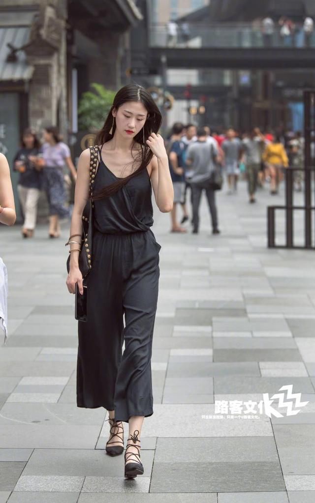 街拍:神似刘亦菲的小姐姐，黑色套装高冷惊艳，冷美人风格没错了