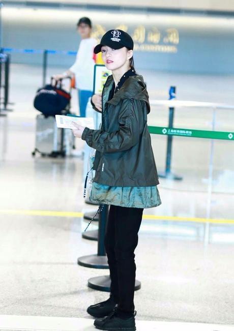 张韶涵这裙子看的人真心难受，全部往腰上塞！网友：怎么脱下来？