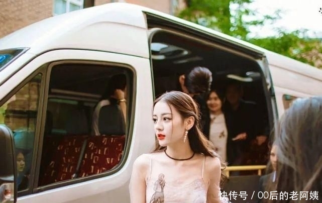 『粉丝』迪丽热巴直接挂在热搜上得了!粉丝量再突破,人气登顶力压众女星