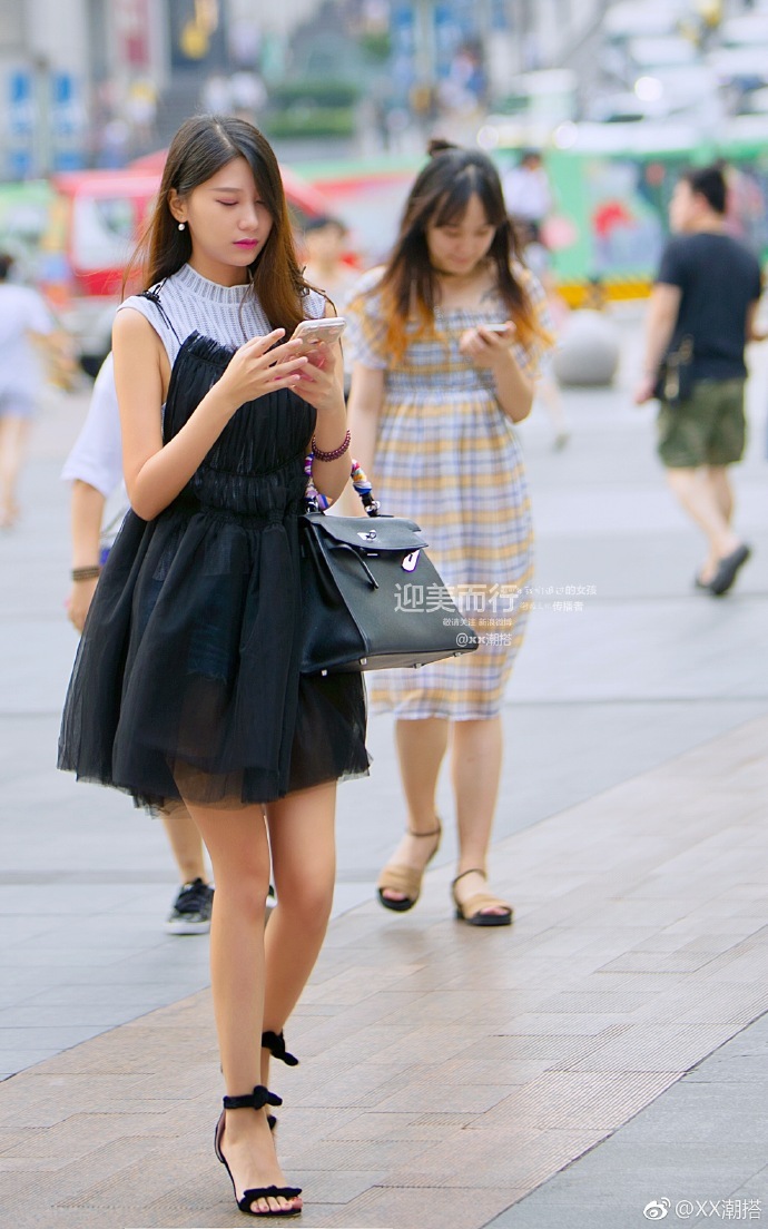 路人街拍：小眼睛的年纪大女孩，短发好可爱，紧身装很青春