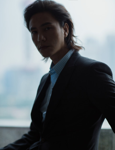 陈坤穿黑色高跟鞋出席活动,这鞋跟至少有5厘米高